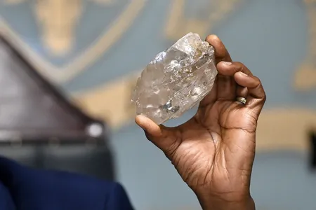 Botswana&rsquo;s President Mokgweetsi Masisi holds up the newly discovered diamond, which weighs more than a pound.