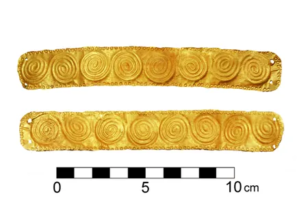 Some of the jewelry found in the tombs resembles designs worn by Queen Nefertiti.