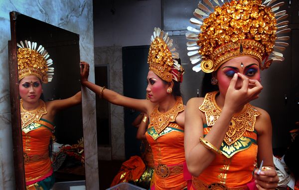 Indonesian artists give final touches before performance in Bhopal, India thumbnail