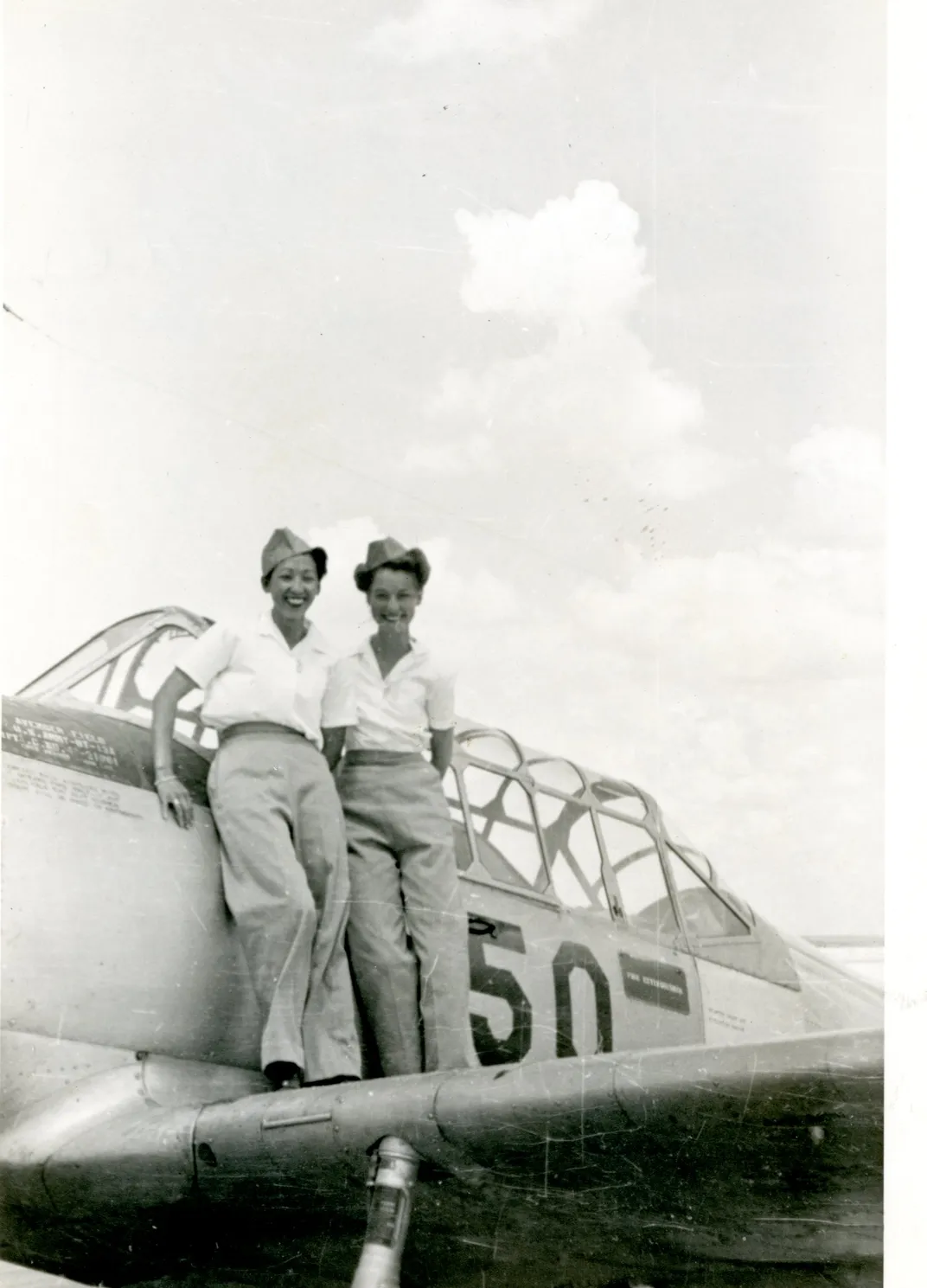 Lee (left) and Geneva Slack in 1943