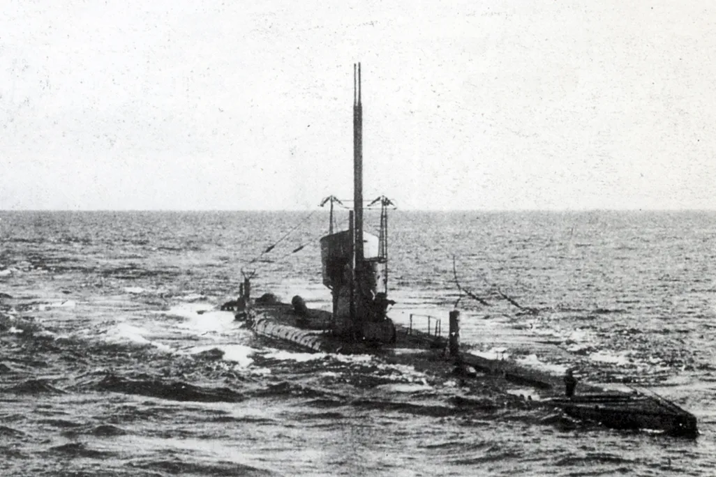 U-35 runs on the surface before submerging, 1917
