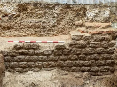 Archaeologists Unearth the Ruins of a 2,000-Year-Old Roman Basilica Beneath an Office Building in London image