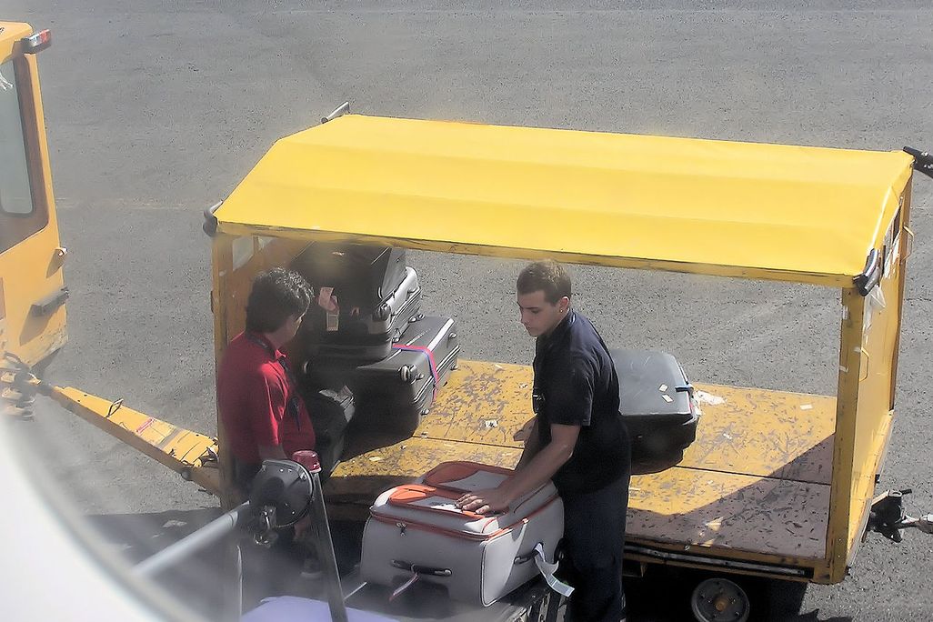 1280px-Baggage.handling.easyjet.arp.jpg