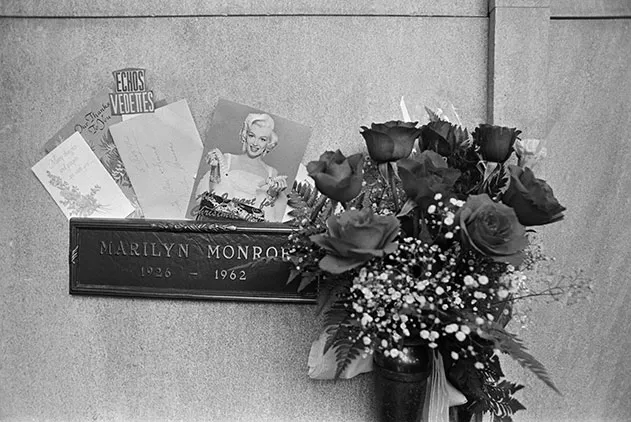Joe DiMaggio roses on Marilyn Monroe grave