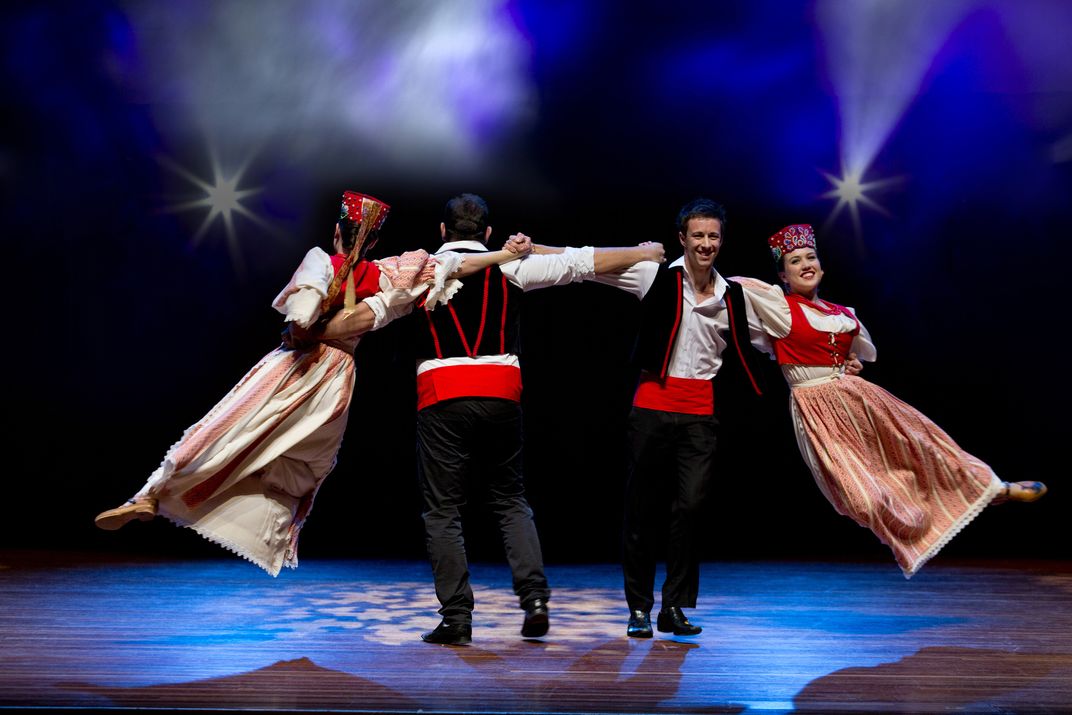 Traditional Klapa dancers
