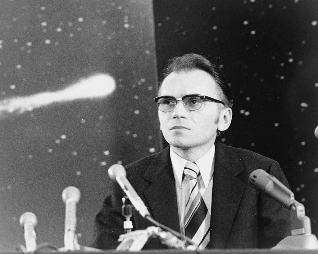 Luboš Kohoutek briefs the press in January 1974, when the comet made its closest approach to Earth.