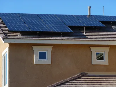 A house in Lancaster, California gets a solar power retrofit.
