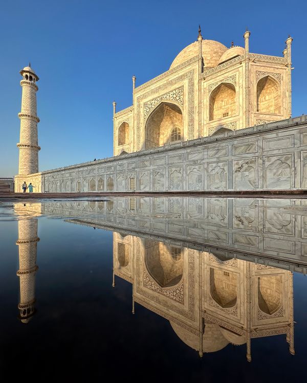 Reflection of the Taj Mahal thumbnail