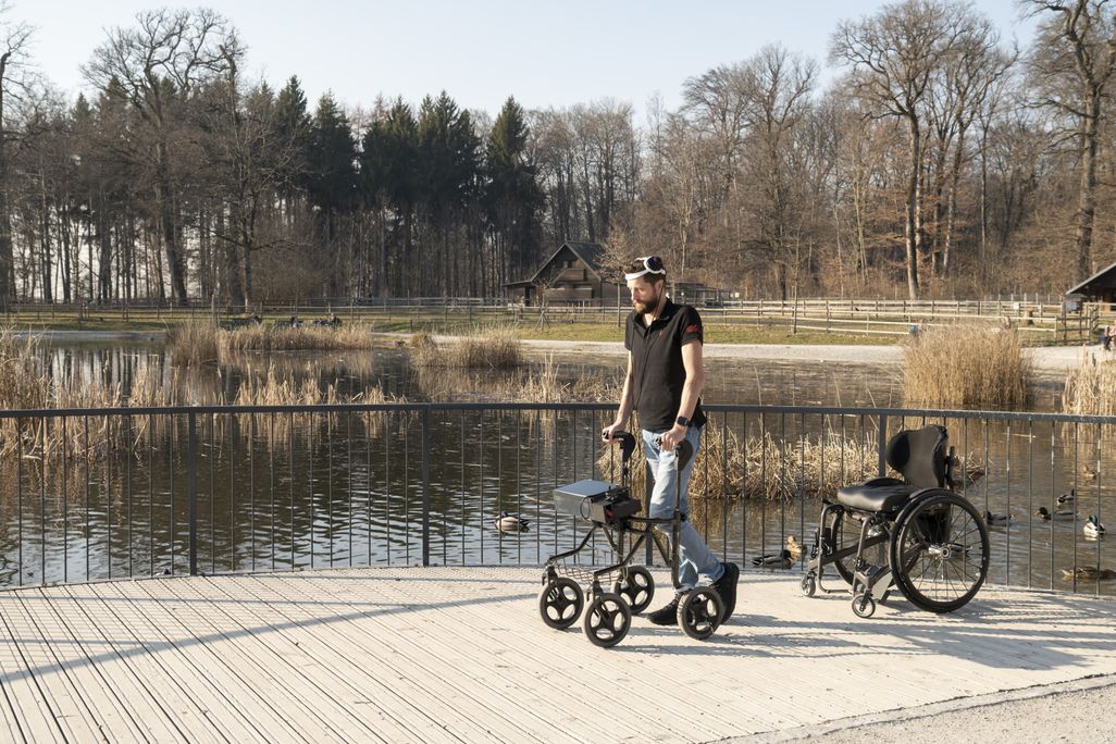 Gert-Jan Oskam walking with a walker while wearing the equipment