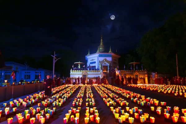 Offers Light To Buddha thumbnail