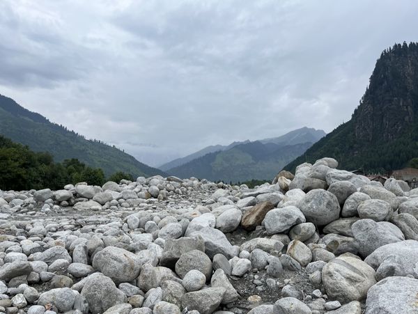 Glacial erratics in the Himalayas thumbnail