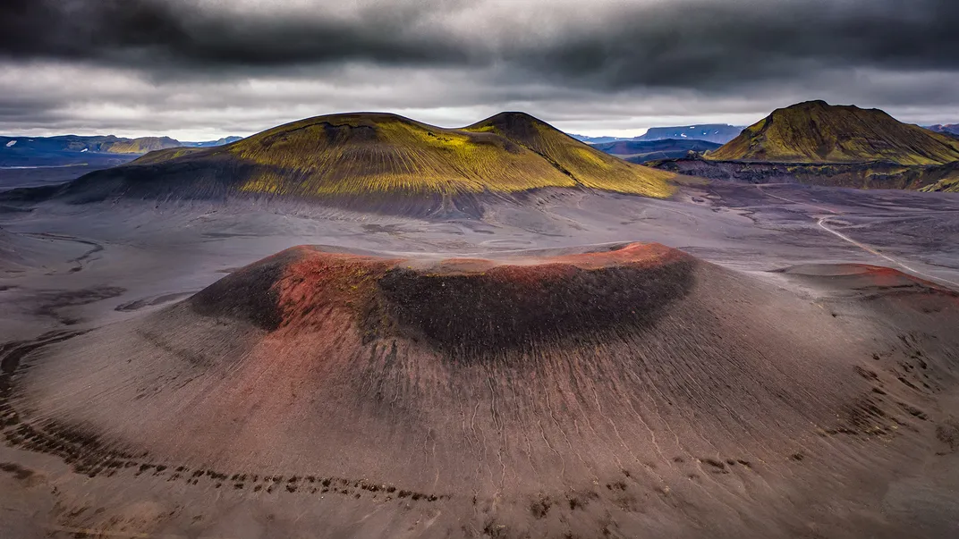 14 – Rote Krater und wunderschöne gelbgrüne Berge überblicken den Kratersee Hnausapollur im Naturschutzgebiet Fjallabak.