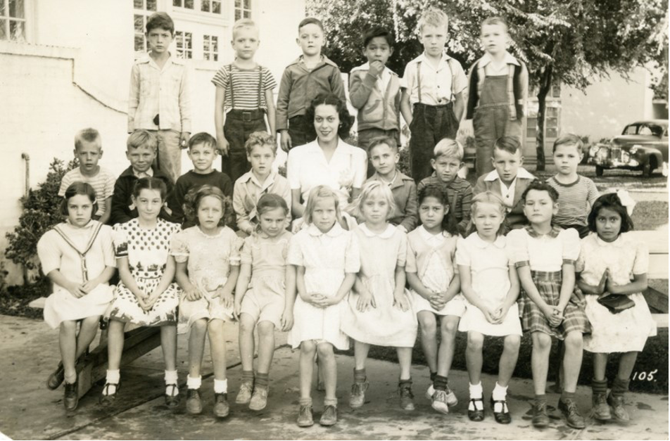 Second grade group picture of Fernanda Cruz's yearbook.