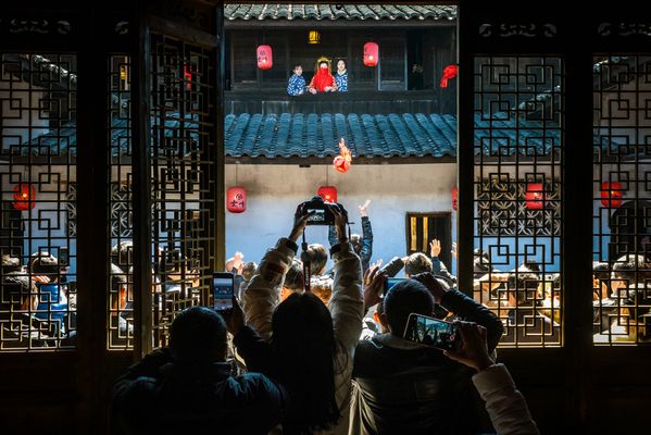 Snatching the embroidered ball to celebrate the Spring Festival thumbnail