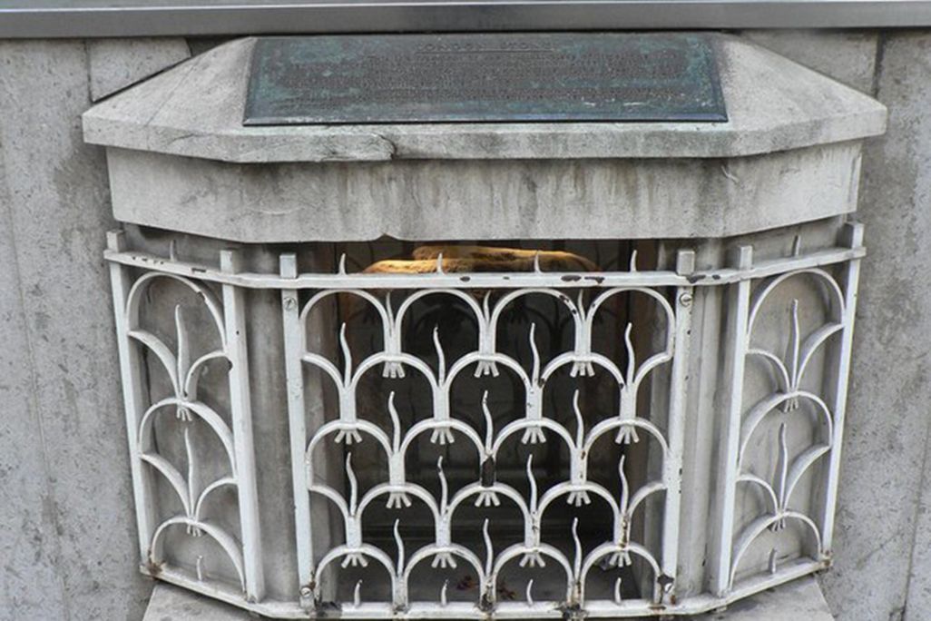 City_of_London,_London_Stone_-_geograph.org.uk_-_493195.jpg