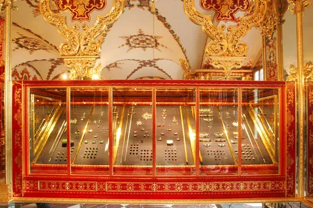 A case in the Green Vault&#39;s jewel room