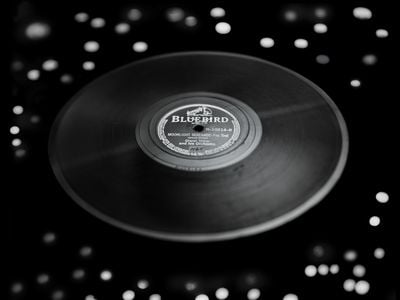 The Glenn Miller orchestra recorded "Moonlight Serenade" in 1939 as the B side of a 78 rpm on the RCA Bluebird label.