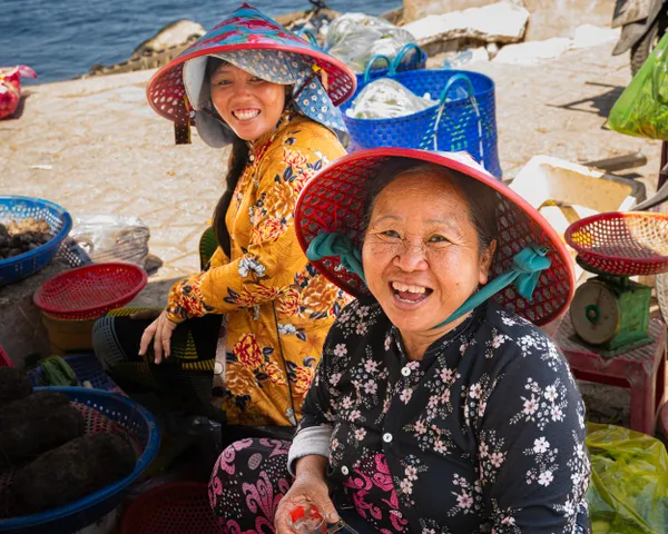 Selling fish at Vietnamese market thumbnail