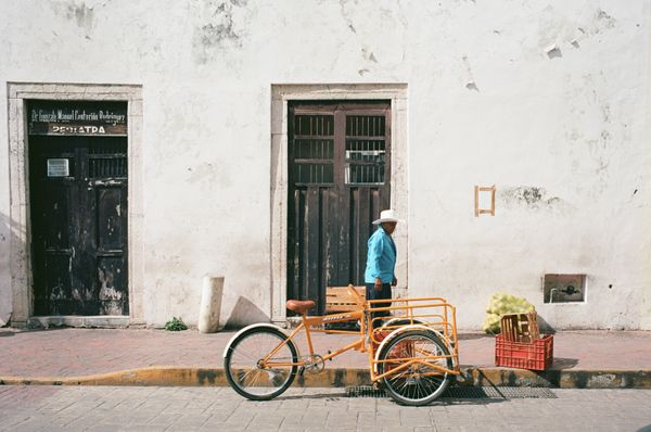 Crate delivery in a white hat, Valladolid thumbnail