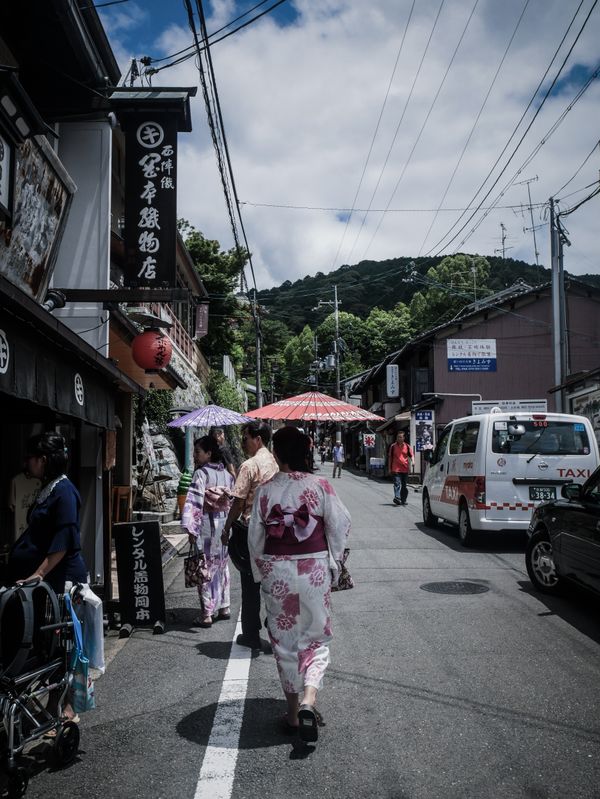 Geisha walking the street of Kyoto thumbnail