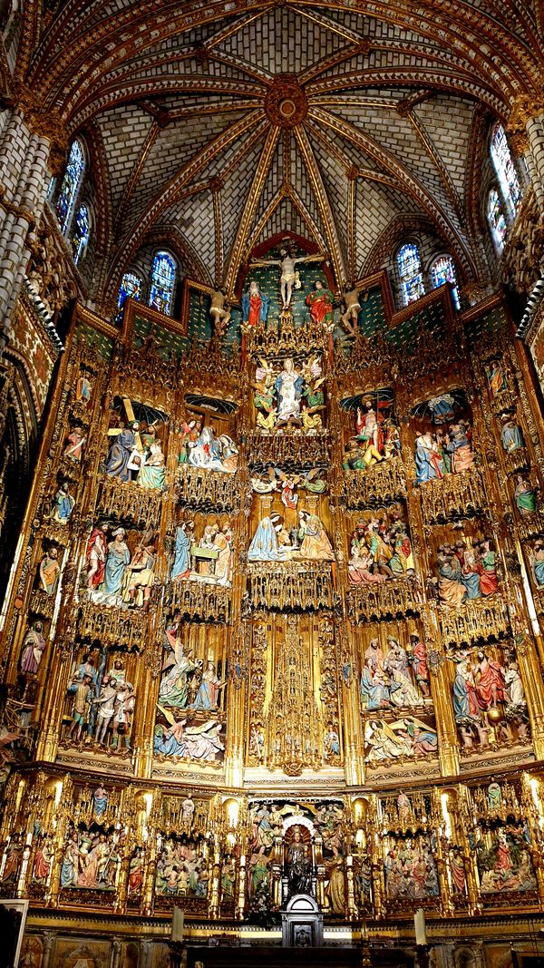 The retable of the Toledo Cathedral in Spain thumbnail