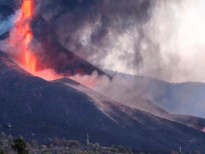 The island&#39;s volcano has entered its sixth week of eruption and shows no signs of stopping. As seismic activity continues to increase, La Palma could be hit with an earthquake measuring a six on the Richter magnitude scale.