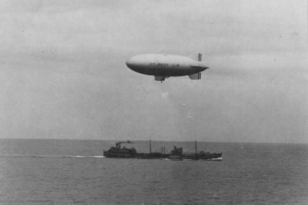 US Navy blimp L-8 in flight to drop off supplies to the Doolittle Raiders off the coast of California. (U.S. National Archives and Records Administration)