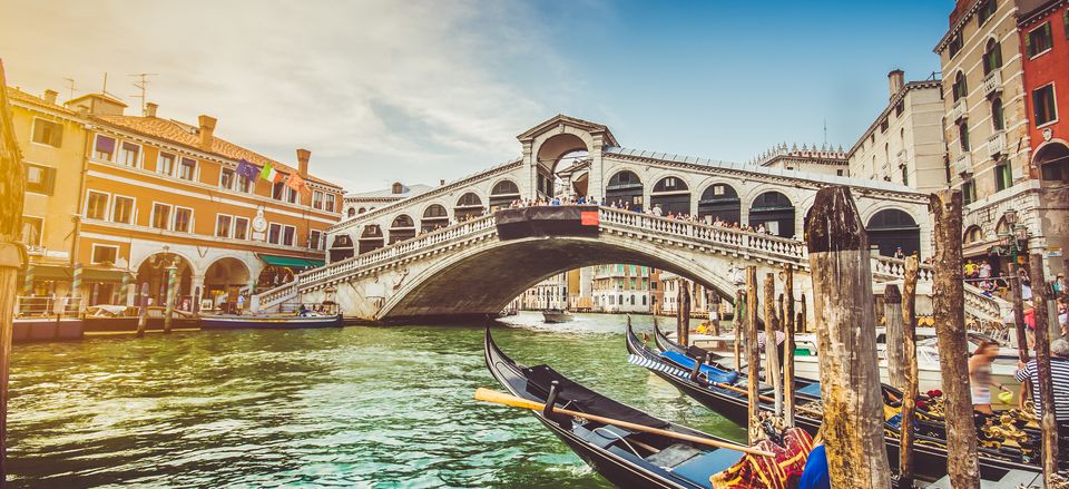  Venice's famous Rialto Bridge 