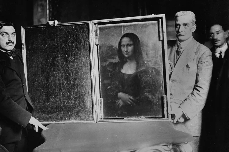 The&nbsp;Mona Lisa&nbsp;returning to the Louvre in 1914