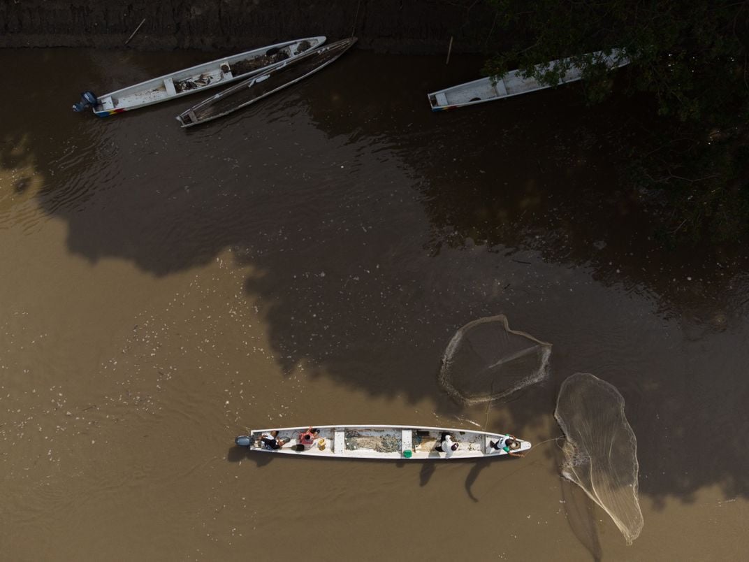 fishermen on Rio Magdalena