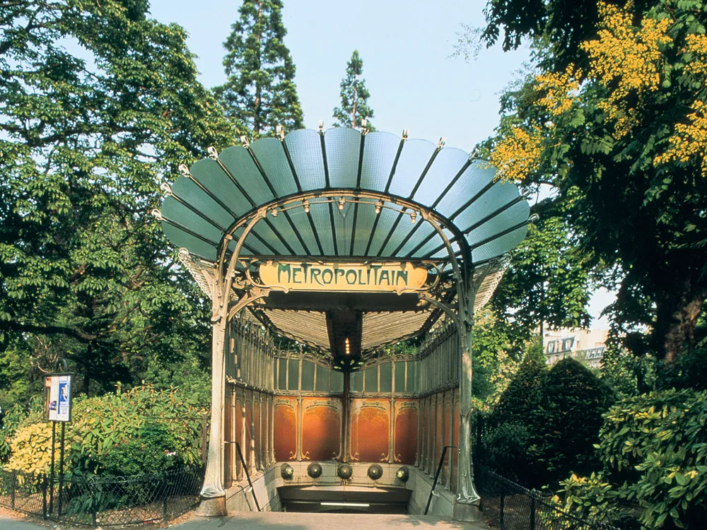 Entrance to Paris subway station