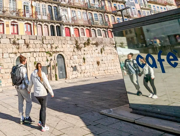 Visitors in Porto thumbnail