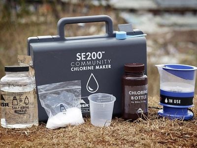 The SE200 kit, which includes the chlorinator, salt and measuring tools.