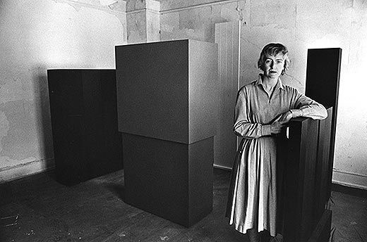 Anne-Truitt-in-Twining-Court-studio-520.jpg