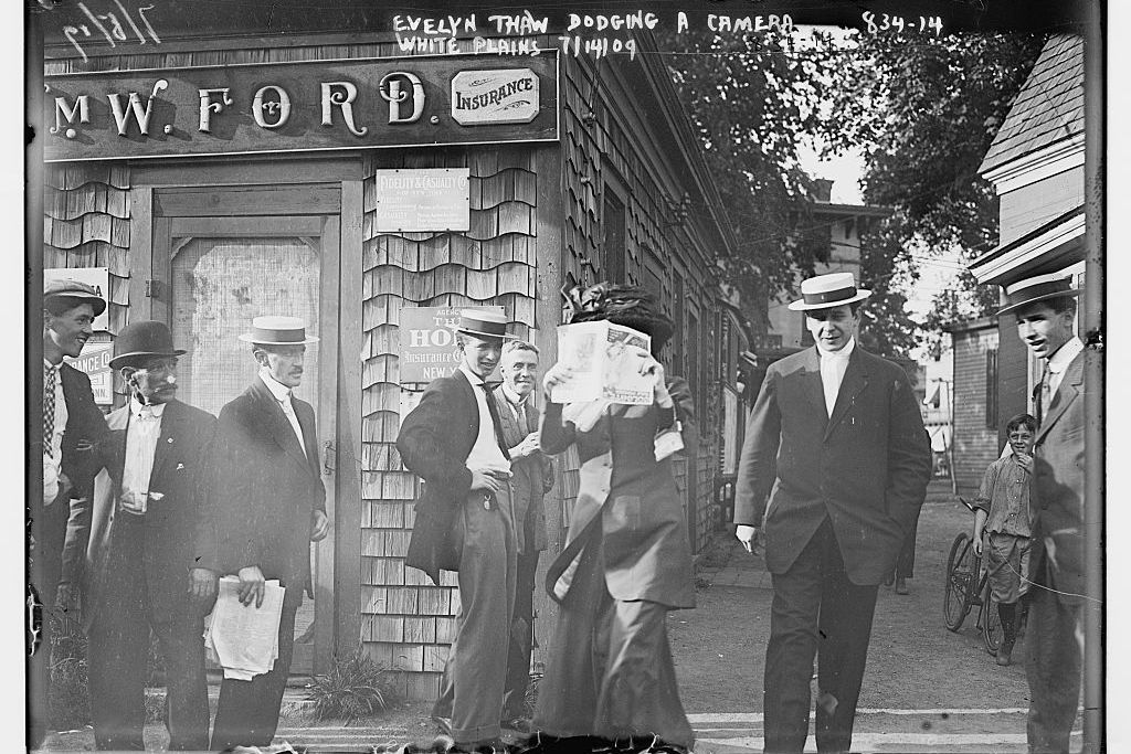 Evelyn Thaw dodging a camera, 1909