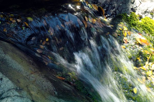 Water over rocks thumbnail