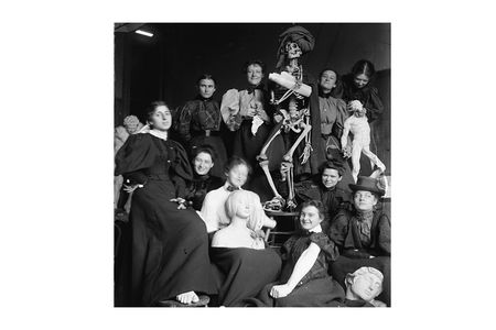 Women's life class at the Chase School of Art, circa 1896 (detail) / unidentified photographer. F. Luis Mora papers, 1891-1986, bulk 1891-1922. Archives of American Art, Smithsonian Institution.
