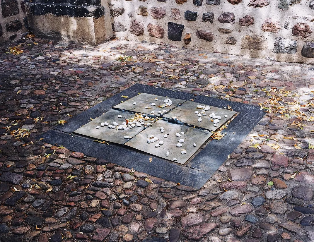 The bronze memorial installed on the ground outside the Stadtkirsche