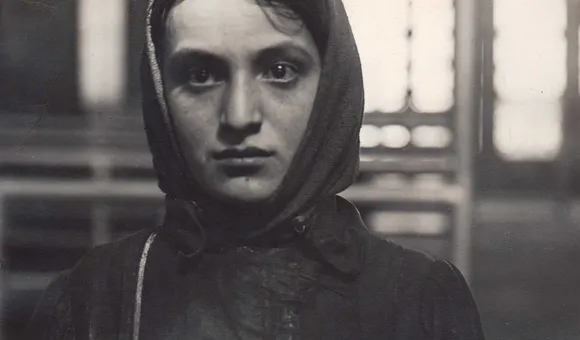Young Jewess Arriving at Ellis Island / Lewis Wikes Hine / 1905 / Courtesy Alan Klotz Gallery / Photocollect, Inc. / New York City