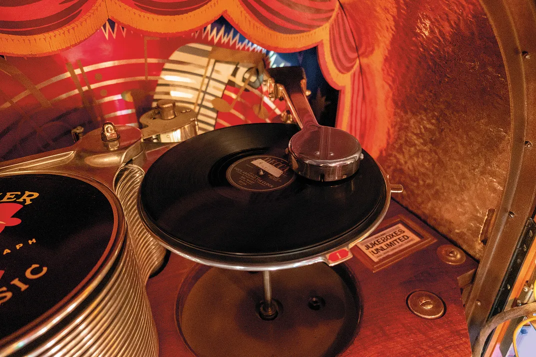 A 78-rpm record spinning inside a 1946 Wurlitzer Bubbler.