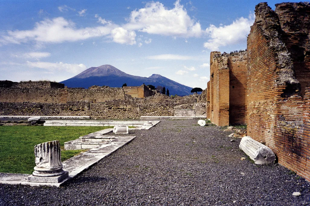 1024px-Vesuvius_from_Pompeii_(hires_version_2_scaled).png