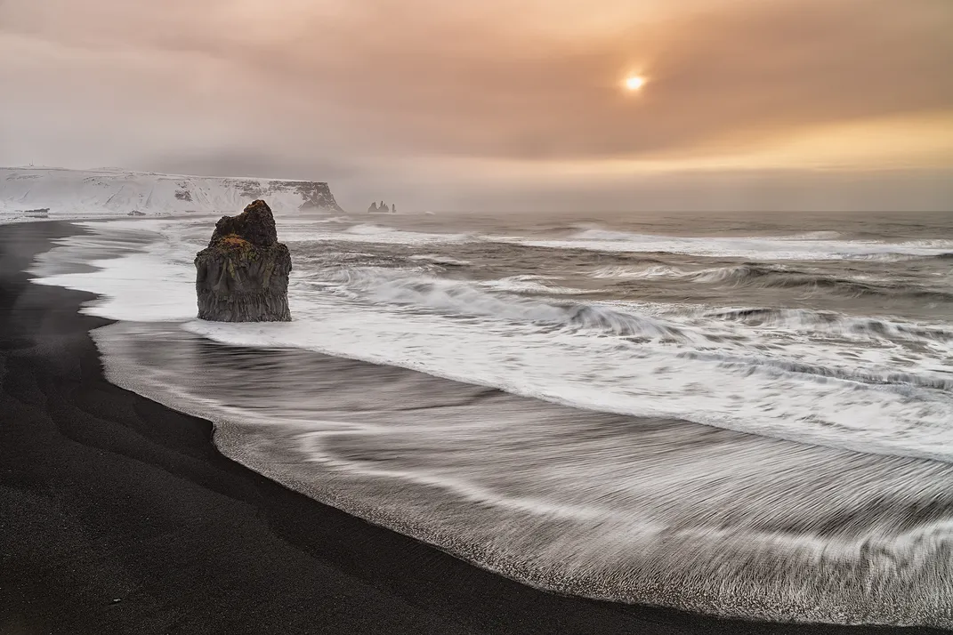 13 – Am legendären Reynisfjara-Strand sollen die Wellen 120 Fuß hoch sein.  Es ist auch für seinen schwarzen Sand, seine Basaltsäulen und seine gewölbten Klippen bekannt.