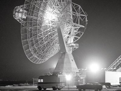 The Navy’s 85-foot-tall antenna at Point Mugu, California, relayed signals from the Syncom 3 satellite until 1966.