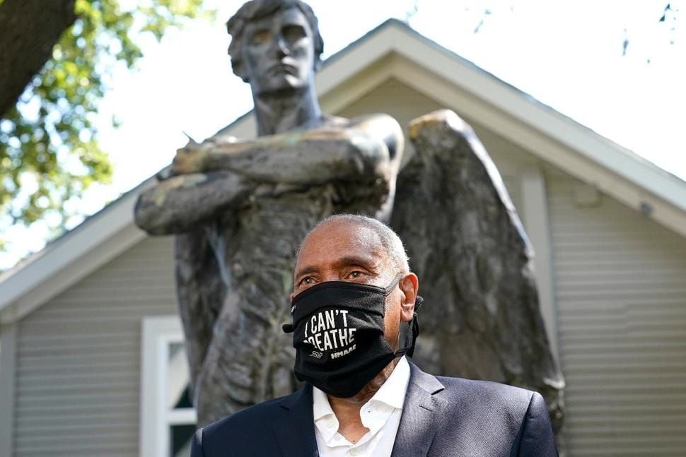 John Guess Jr. in front of Spirit of the Confederacy statue