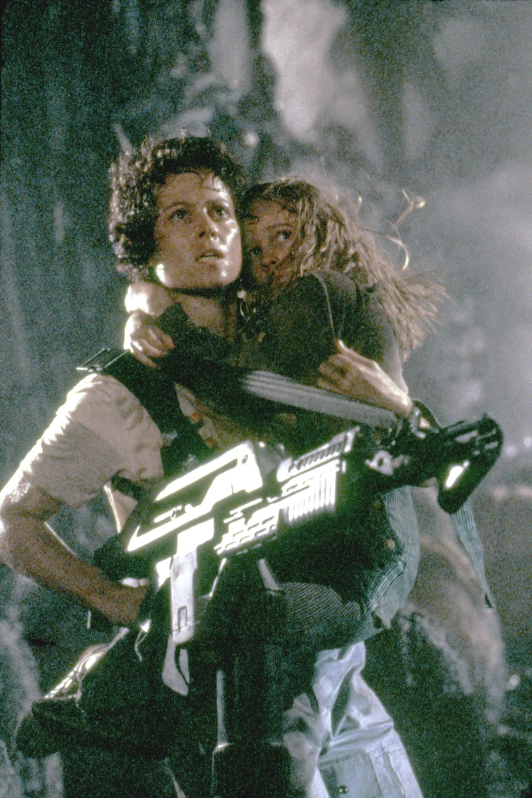 Sigourney Weaver as Ellen Ripley cradling Carrie Henn as Newt