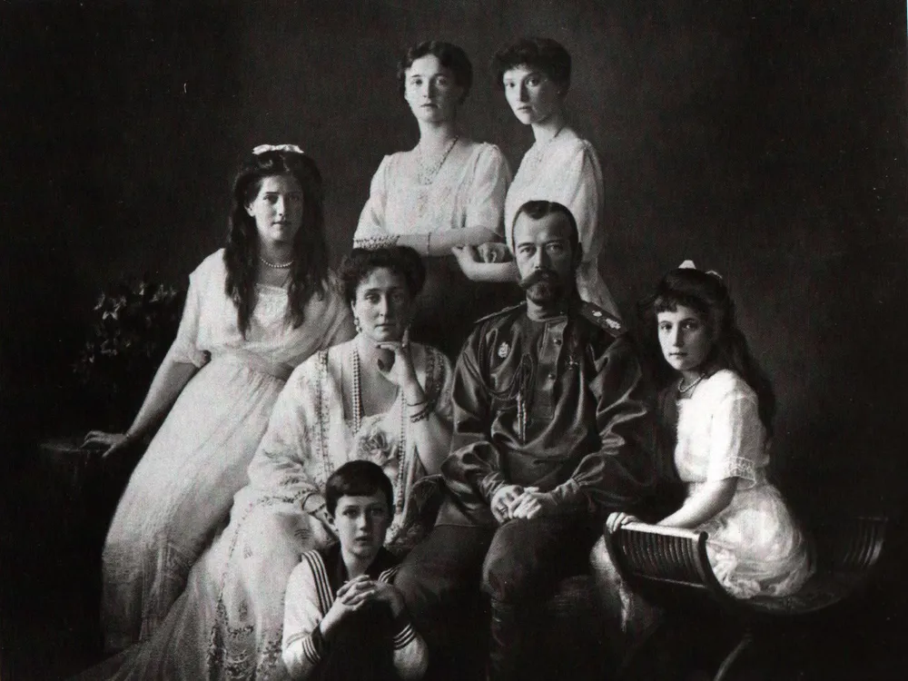 The_Romanovs,_1913.jpg