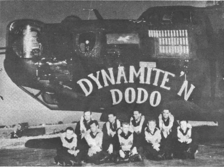 The Wright crew in front of Dynamite 'n Dodo. Note the V-1 kill marking on the nose. Credit: 34th BG Association