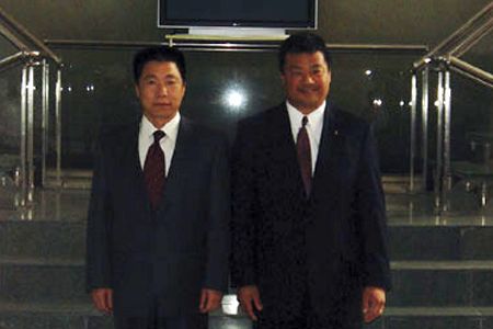 China's first astronaut, Yang Liwei (left) got a visit in September 2006 from Leroy Chiao, the first astronaut of Chinese descent to walk in space.