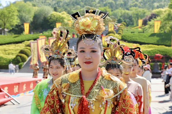 Performers at the Goddess Nuwa Palace Scenic Area thumbnail