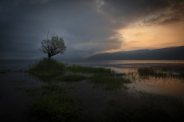 Sunrise on Erhai Lake thumbnail